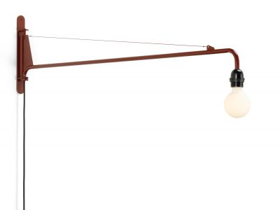 Vitra Petite Potence Wandleuchte in Japanese Red: Schwenkbare Designlampe mit Glühbirne.